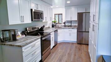 Een koelkast, een microgolfoven, een oven, een kookplaat