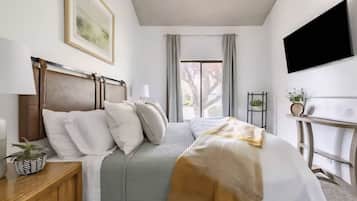 3 habitaciones, escritorio y tabla de planchar con plancha