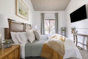 3 chambres, bureau, fer et planche à repasser, lit de bébé portatif