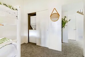 Schreibtisch, Bügeleisen/Bügelbrett, Reisekinderbett, WLAN