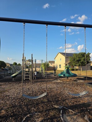 Children’s area - Charming 3-bedroom house in San Antonio best location for food, fun and shopping (San Antonio)
