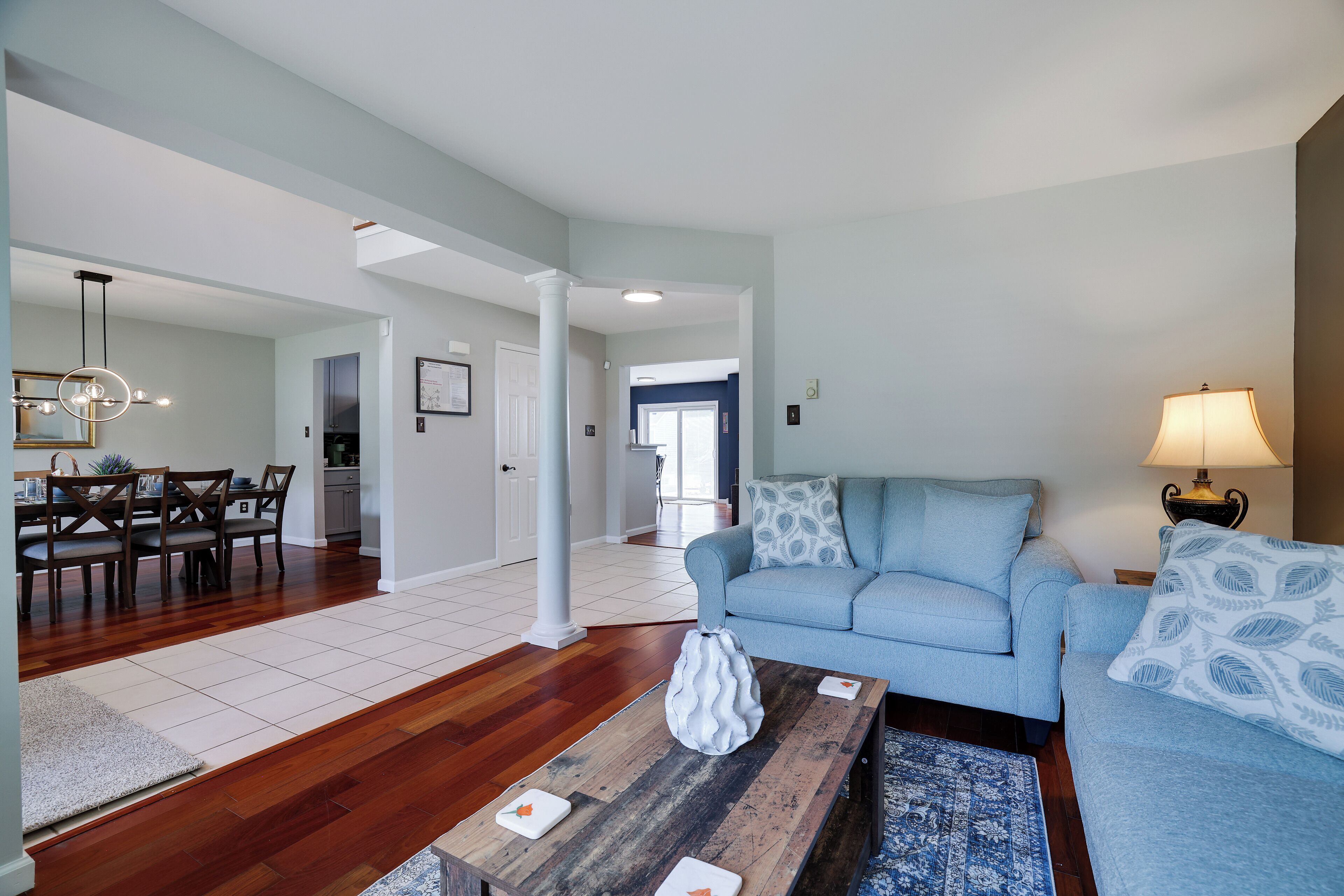 Smart TV, chimenea, tenis de mesa y libros 