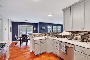 冰箱、微波炉、烤箱、炉灶