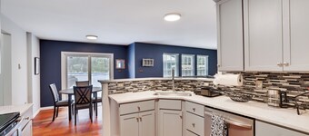 Luxury Rerteat, Hot Tub, Jacuzzi, Theater, Fire Pit, EV Charger & near Ski