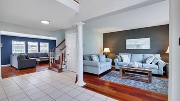 Smart-TV, Kamin, Tischtennisplatte, Bücher