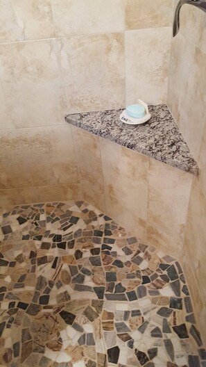 Haartrockner, Handtücher, Seife, Toilettenpapier