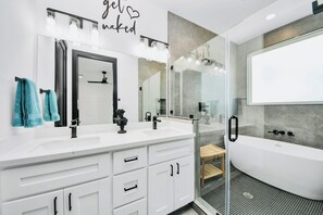 Shower, hair dryer, towels, soap - New Construction 3 BR with en-suite baths, mins to Houston’s top spots & events. (Houston)