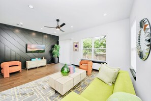 TV - New Construction 3 BR with en-suite baths, mins to Houston’s top spots & events. (Houston)