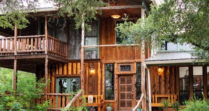 Divinely Designed Retreat/Get Away Home in a Peaceful Setting/ 5 Beautiful Acres