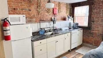 Een koelkast, een microgolfoven, een oven, een kookplaat