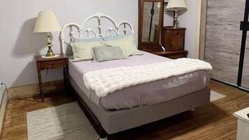2 bedrooms, iron/ironing board, WiFi, bed sheets