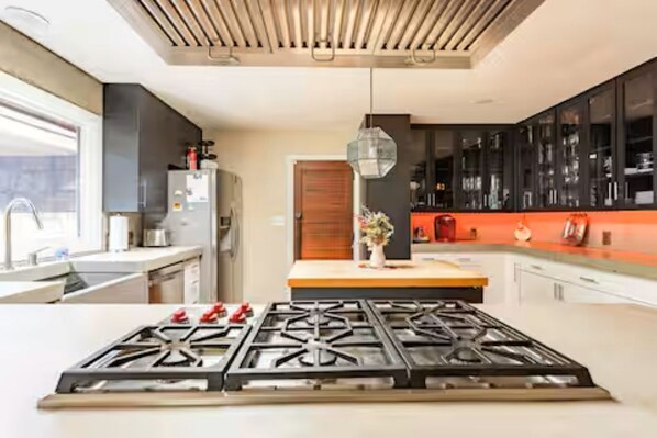 ثلاجة، ميكروويف، فرن، موقد طهي مسطح