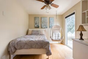 2 عدّة غرف نوم وخدمة الإنترنت وملاءات أسرّة