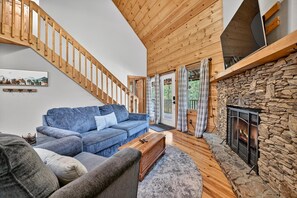 TV, books - Bigfoot's Solitude | Game Room | Outdoor Firepit | Grill (Morganton)