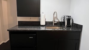 A modern kitchen with a built-in dishwasher, a sink, and a coffee maker. - Modern Studio: minutes to NYC/Views, 4 miles from World Cup - MetLife Stadium (Weehawken Township)