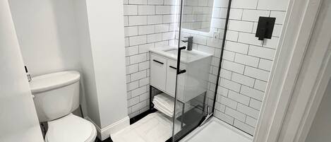 Toallas, jabón, shampoo, papel de baño