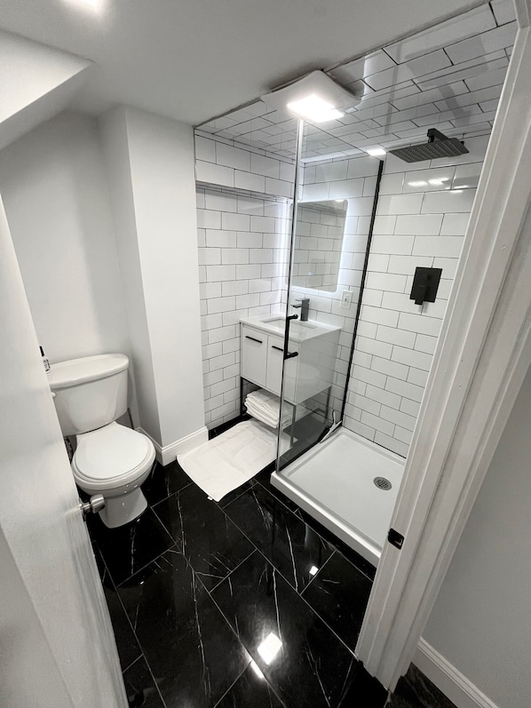 Serviettes fournies, savon, shampoing, papier toilette