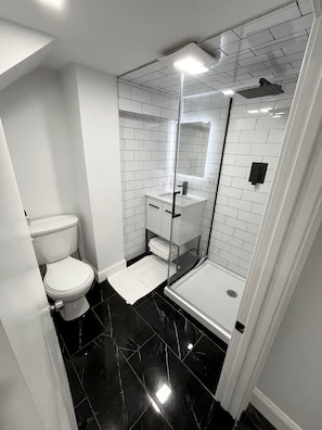 Serviettes fournies, savon, papier toilette
