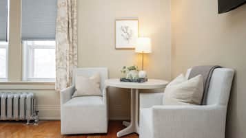 Quarto casal superior, 1 cama King, sacada | Frigobar (abastecido com itens grátis), ferros/tábuas de passar roupa