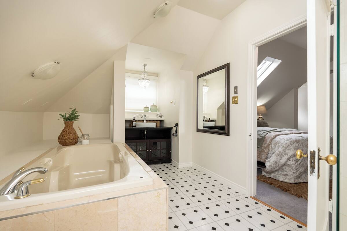 Superior Double Room, 1 Queen Bed | Iron/ironing board, free WiFi