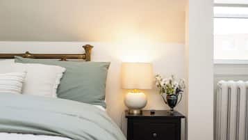 Suíte superior, 2 quartos | Frigobar (abastecido com itens grátis), ferros/tábuas de passar roupa