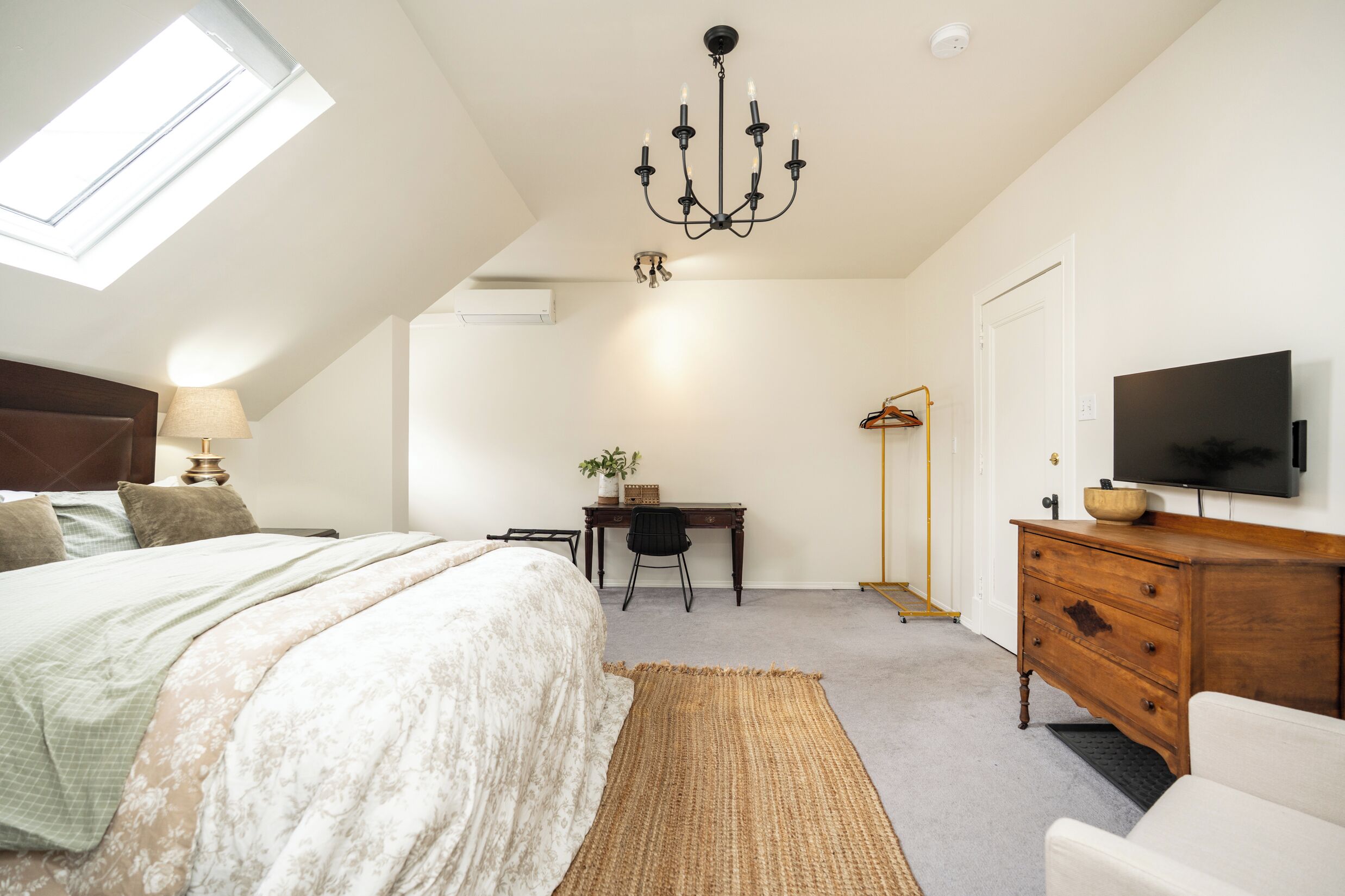 Chambre Double Supérieure, 1 grand lit, baignoire | Articles gratuits dans le mini-bar, fer et planche à repasser