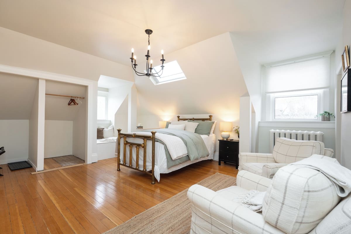 Free minibar, iron/ironing board, free WiFi, bed sheets