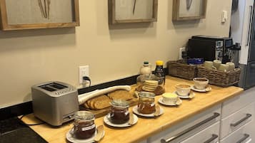 Tägliches inbegriffenes kontinentales Frühstück