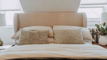 Suíte superior, 2 quartos | Frigobar (abastecido com itens grátis), ferros/tábuas de passar roupa