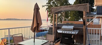 Waterfront Cottage - Fire Pit, Dock, 1Hr from Toronto, Stunning Sunset
