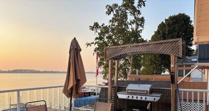 Waterfront Cottage - Fire Pit, Dock, 1Hr from Toronto, Stunning Sunset