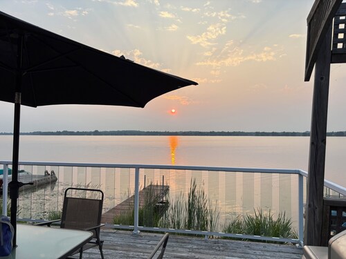 Waterfront Cottage - Fire Pit, Dock, 1Hr from Toronto, Stunning Sunset