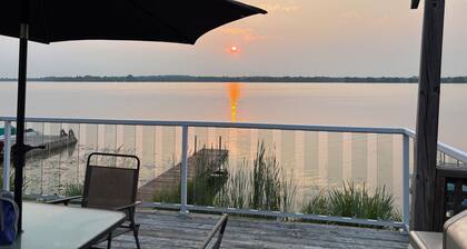 Waterfront Cottage - Fire Pit, Dock, 1Hr from Toronto, Stunning Sunset