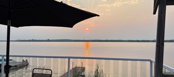 Waterfront Cottage - Fire Pit, Dock, 1Hr from Toronto, Stunning Sunset