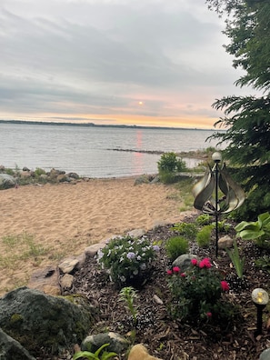 På stranden och solstolar