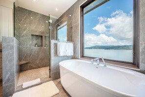 Shower, hair dryer, towels - Oceanview Penthouse with Rooftop Jacuzzi, Pool & Gym – Walk to Flamingo Beach (Playa Flamingo)