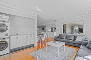 Smart TV, videojuegos, tenis de mesa y libros 