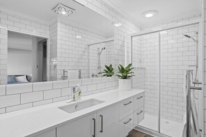 Douche, sèche-cheveux, serviettes fournies, savon