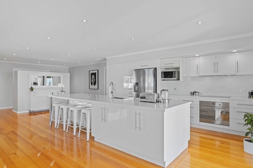 Bowden House -Huge Family Home In Hobart -8 Bedroom, 6 Bathroom, 5 Living zones