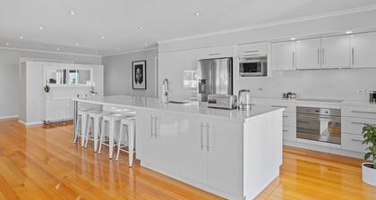 Bowden House -Huge Family Home In Hobart -8 Bedroom, 6 Bathroom, 5 Living zones