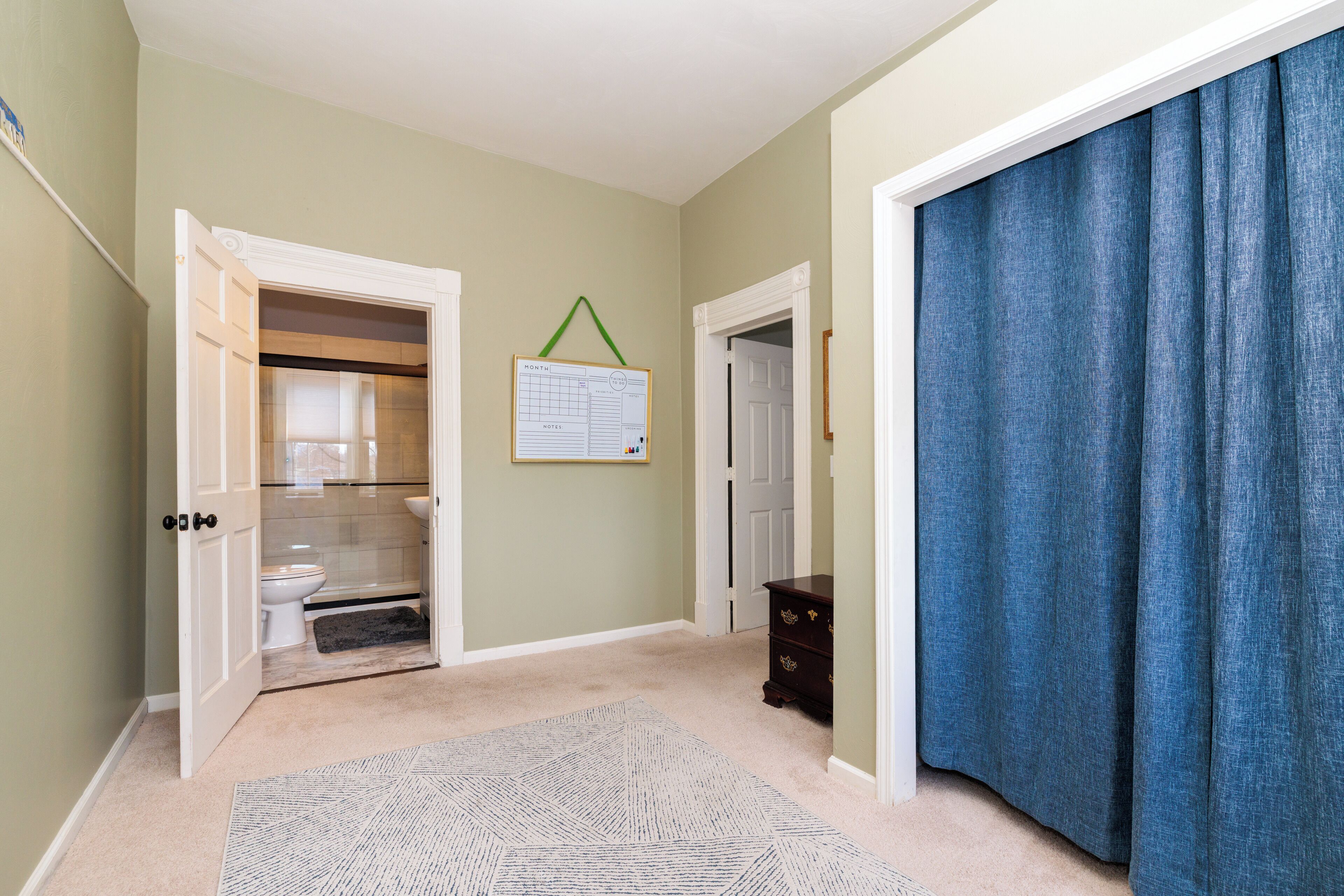 Ducha, secador de pelo, toallas y jabón