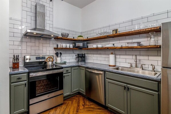Micro-ondes, four, plaque de cuisson, lave-vaisselle