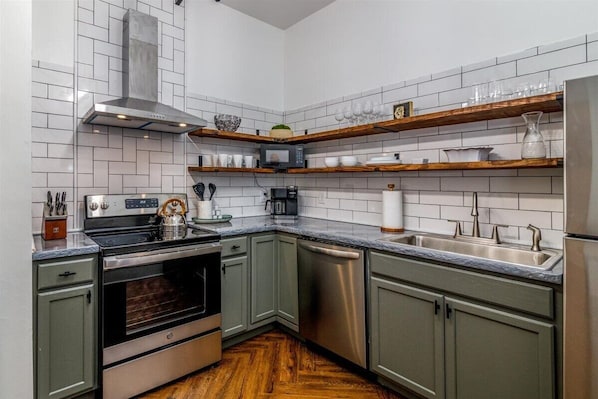 Micro-ondes, four, plaque de cuisson, lave-vaisselle