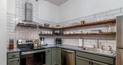 Salem Downtown Boutique 3BDRM Suite
