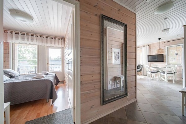 2 bedrooms, iron/ironing board, free WiFi, bed sheets