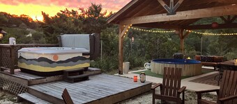 Tiny cabin/guest house with hot tub and pool surrounded by nature