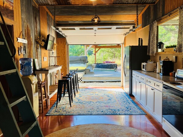 Frigorífico, microondas, horno y placa de cocina