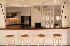 冷蔵庫、電子レンジ、オーブン、調理器具と食器