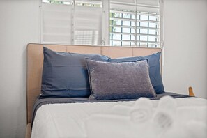 3 makuuhuonetta, tallelokero huoneessa, työpöytä, silitysrauta/-lauta