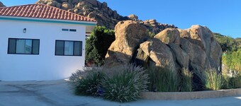 Enchanting private studio top of the mountain in Chatsworth